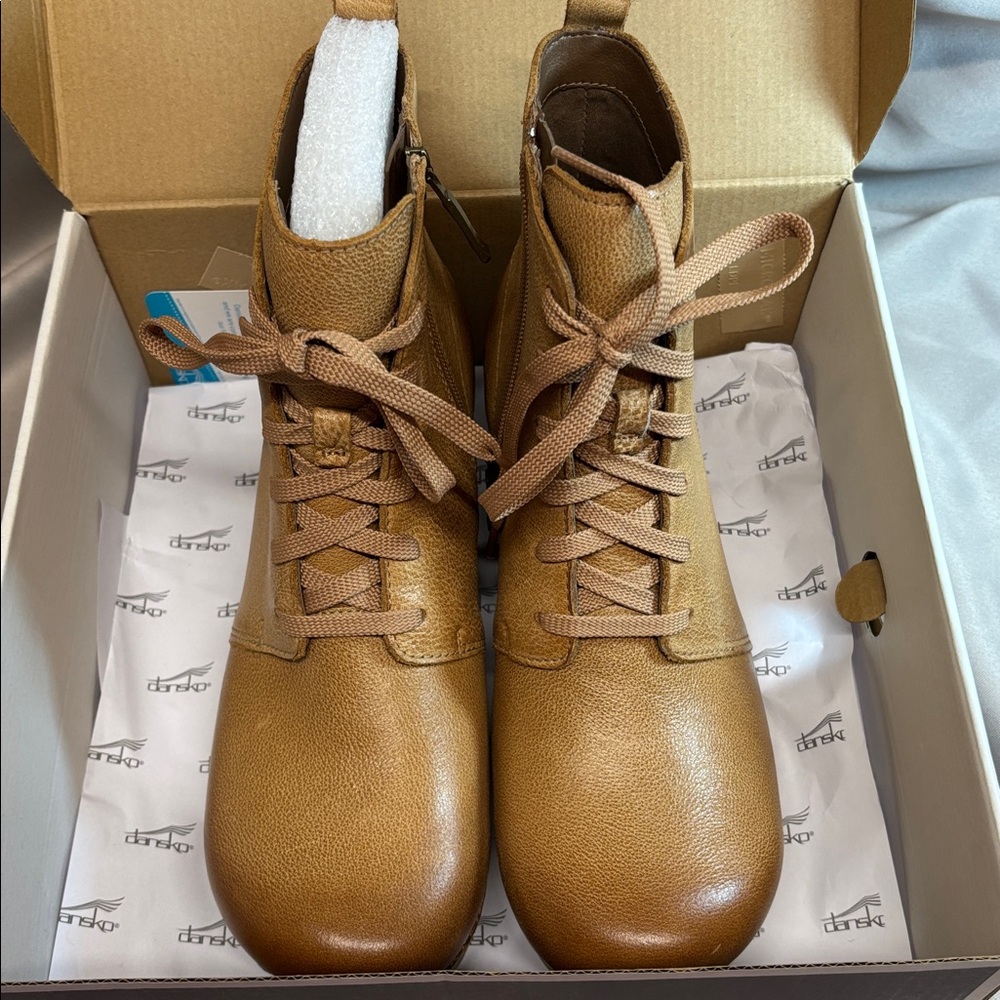 Dansko Sigourney Distressed Honey Boots sz 10